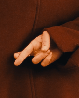 Mano cruzando los dedos como gesto supersticioso, parte de la campaña Rituales para los Premios ADG Laus 2025.