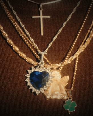 Detalle fotográfico de unos amuletos, campaña Rituales para los Premios ADG Laus 2025.
