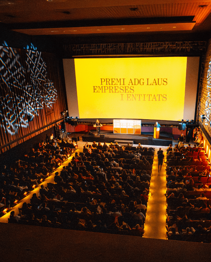 Vista general de la gala de los Premios ADG Laus 2025 en Multicines Aribau, con pantalla y escenografía de la campaña Rituales.