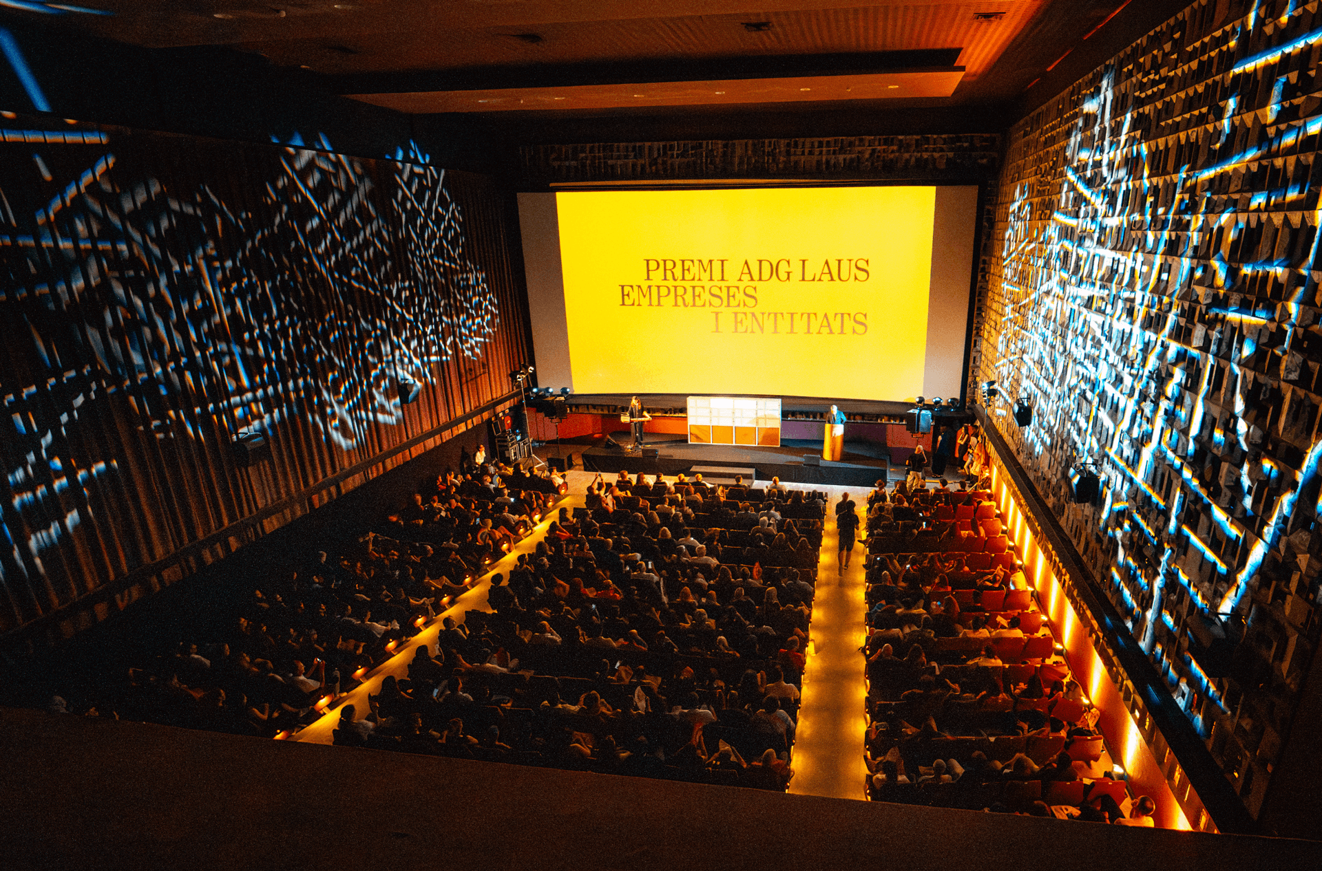 Vista general de la gala de los Premios ADG Laus 2025 en Multicines Aribau, con pantalla y escenografía de la campaña Rituales.
